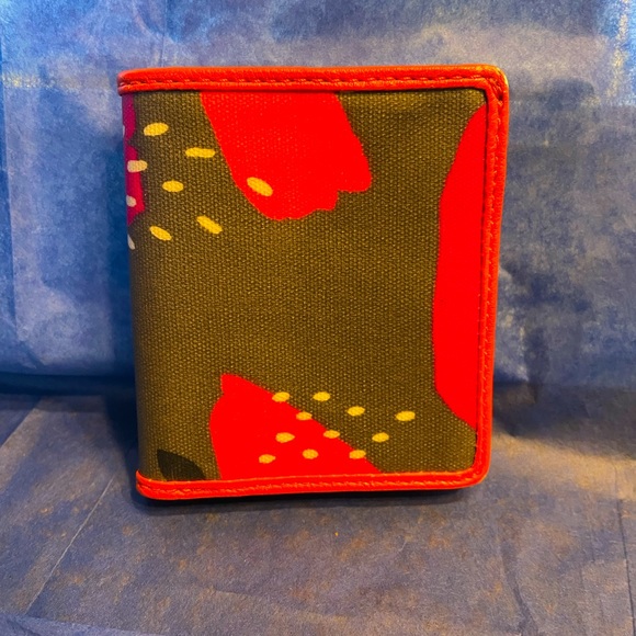 Fossil’s Abstract Designed PVC Coated Textile Folding Wallet - Picture 1 of 10